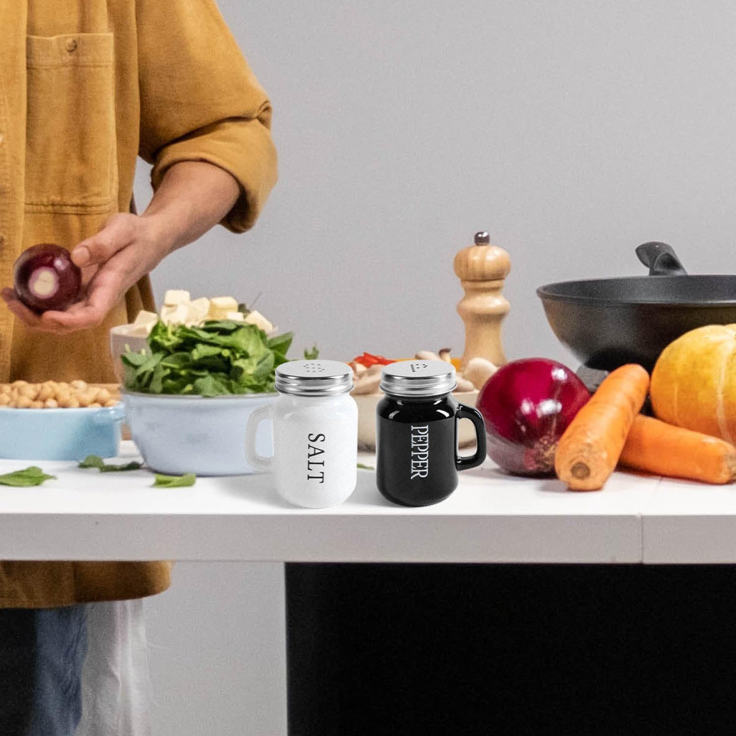 4-delt salt- og pebersæt - krydderiholder med skruelåg og håndtag (4 dele - sort/hvidt glas)