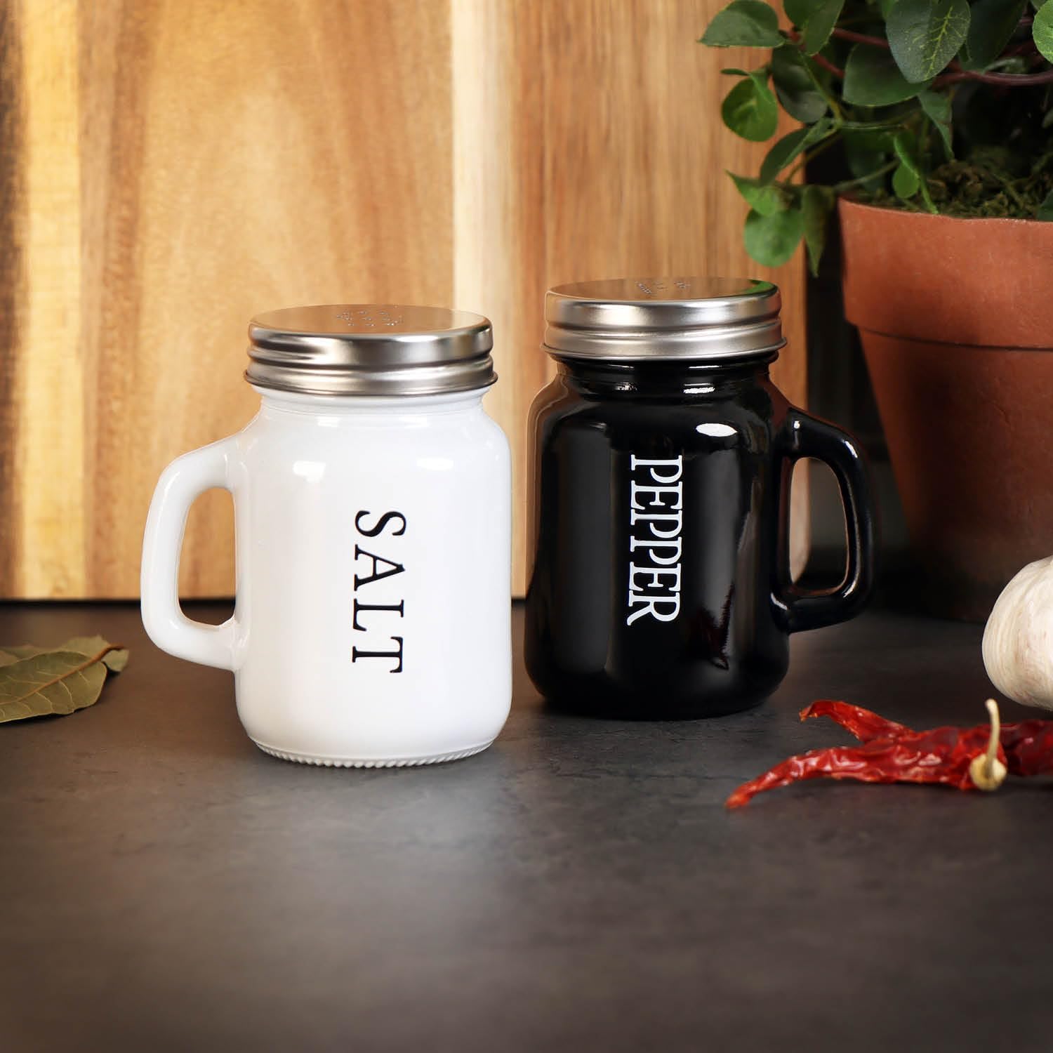 4-delt salt- og pebersæt - krydderiholder med skruelåg og håndtag (4 dele - sort/hvidt glas)